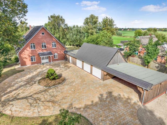 Großzügiges und modernisiertes Einfamilienhaus mit Landhauscharakter auf weitläufigem Grundstück