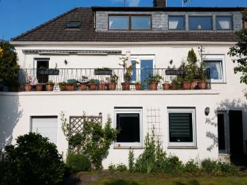 GROßZÜGIGES UND CHARMANTES ZWEIFAMILIENHAUS MIT ZUSÄTZLICHEM WORKSPACE 287 m² Fläche