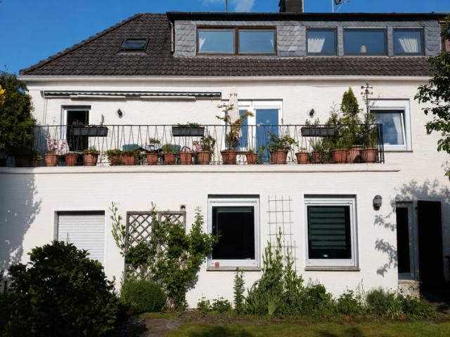 GROßZÜGIGES UND CHARMANTES ZWEIFAMILIENHAUS MIT ZUSÄTZLICHEM WORKSPACE 287 m² Fläche