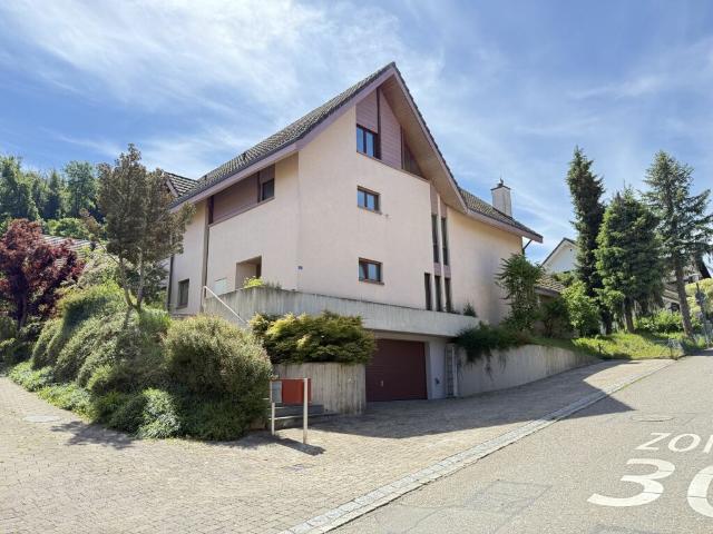 Grosszügiges und freistehendes 9 1/2 Zimmer Einfamilienhaus naturnahes Wohnen mit Nähe zur Stadt