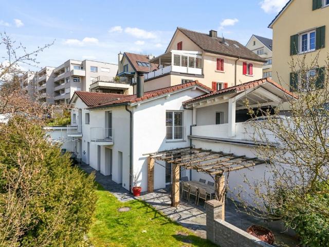 Grosszügiges und gepflegtes einseitig angebautes 5.5 Zimmer Einfamilienhaus am Fusse des Zugerbergs