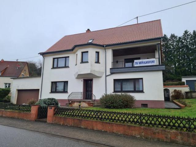 Großzügiges Villenanwesen mit Erkerfassade in Höhenlage von Neunkirchen