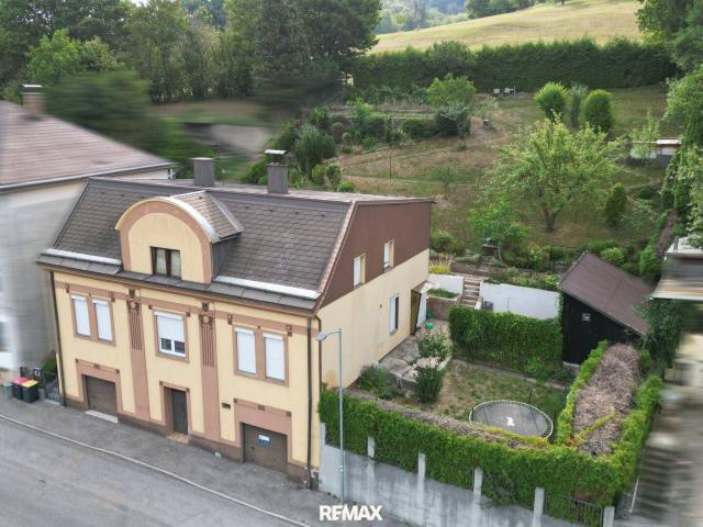 Großzügiges Zuhause mit zwei Wohneinheiten, Garten und Garagen