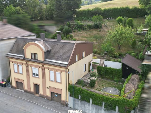Großzügiges Zuhause mit Zwei Wohneinheiten, Garten und Garagen