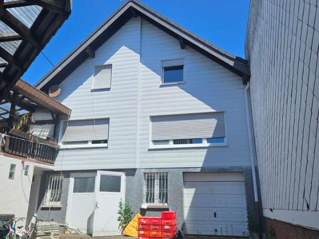 Großzügiges Zweifamilienanwesen mit über 2.000 m² Grundstück dire