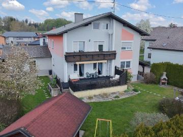 Großzügiges Zweifamilienhaus – 9 Zimmer, Terrasse, Garten, Doppelgarage und 5 Stellplätze!