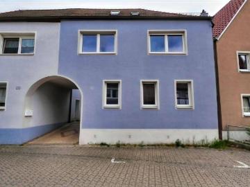Großzügiges Zweifamilienhaus in zentraler Lage modernisiert & vielseitig nutzbar