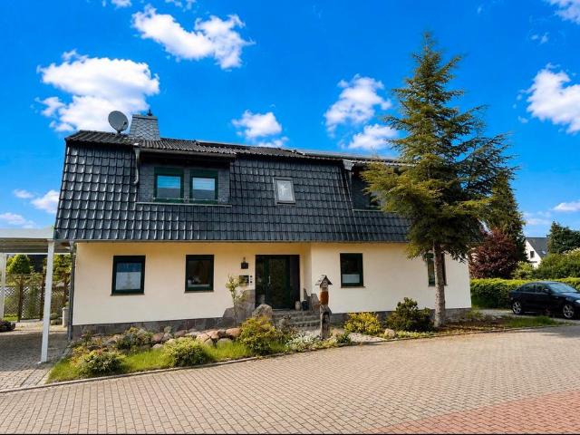 Großzügiges Zweifamilienhaus in bester Lage von Dieskau