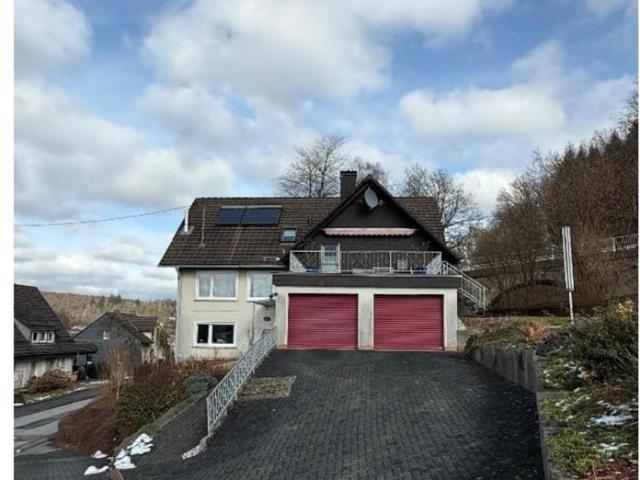 Großzügiges Zweifamilienhaus in Kreuztal Kredenbach