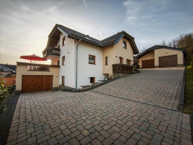 Großzügiges Zweifamilienhaus in ruhiger Ortsrandlage