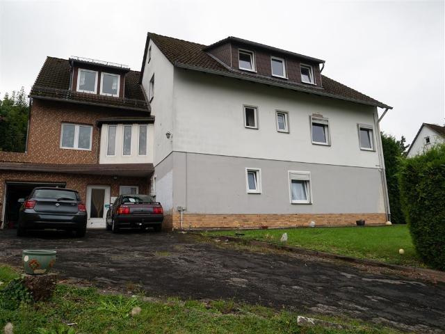 Großzügiges Zweifamilienhaus mit 11 Zimmern, 2 Balkonen und großem Grundstück in ruhiger Randlage