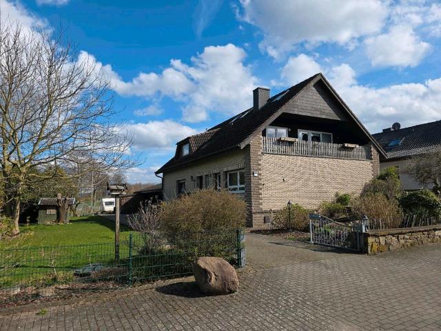 Großzügiges Zweifamilienhaus mit 1385 m² Grundstück und 3 Garagen
