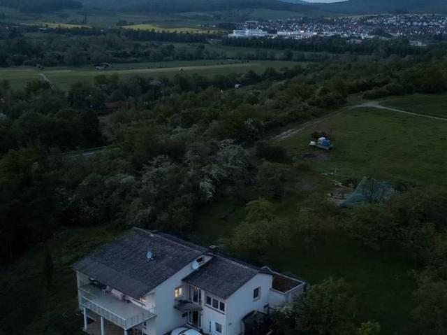 Großzügiges Zweifamilienhaus mit ca. 3.000 m² Grundstück