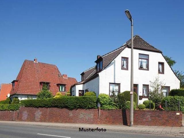 Großzügiges Zweifamilienhaus mit ausgebautem Dachgeschoss und Garage