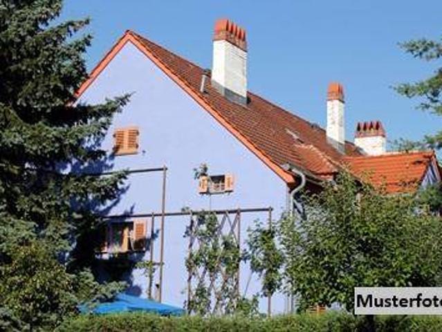 Großzügiges Zweifamilienhaus mit ausgebautem Dachgeschoss und Garage