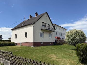 Großzügiges Zweifamilienhaus mit Garten, Balkon & 2 Garagen in St. Marien – €330.000