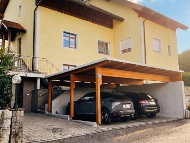 Großzügiges Zweifamilienhaus mit Garten, Garage und Carports in Allhaming, 220m² Wohnfläche