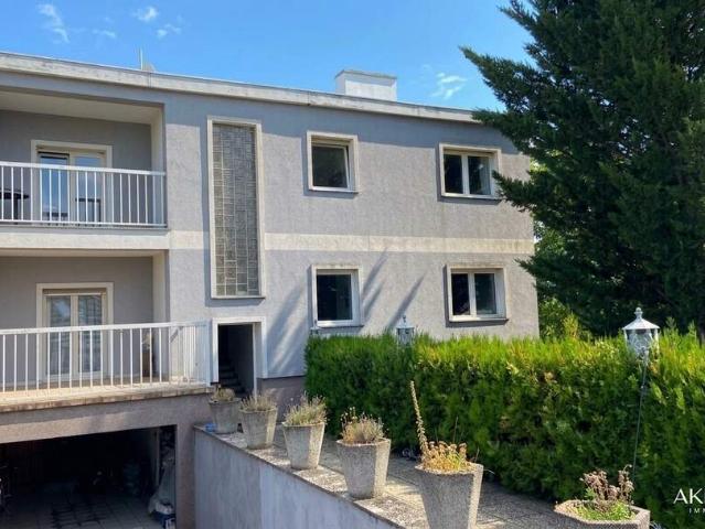 Großzügiges Zweifamilienhaus mit großem Garten und viel Potenzial