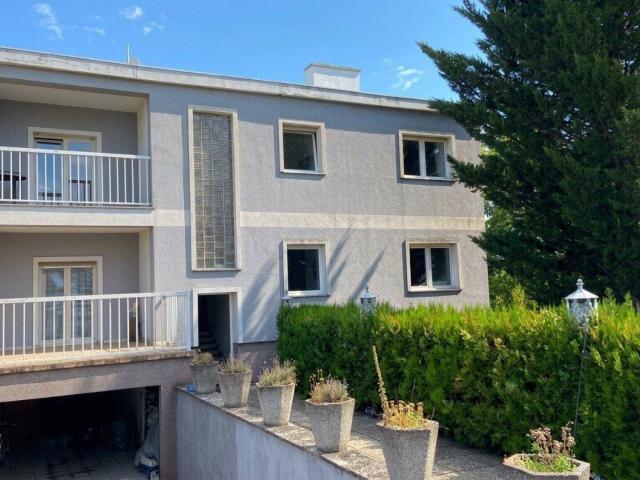 Großzügiges Zweifamilienhaus mit großem Garten und viel Potenzial