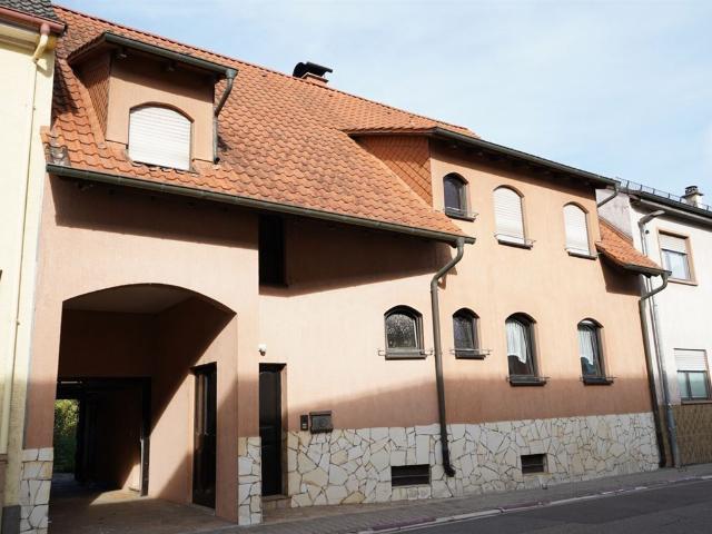 Großzügiges Zweifamilienhaus mit großem Grundstück, Garage und viel Entwicklungspotenzial