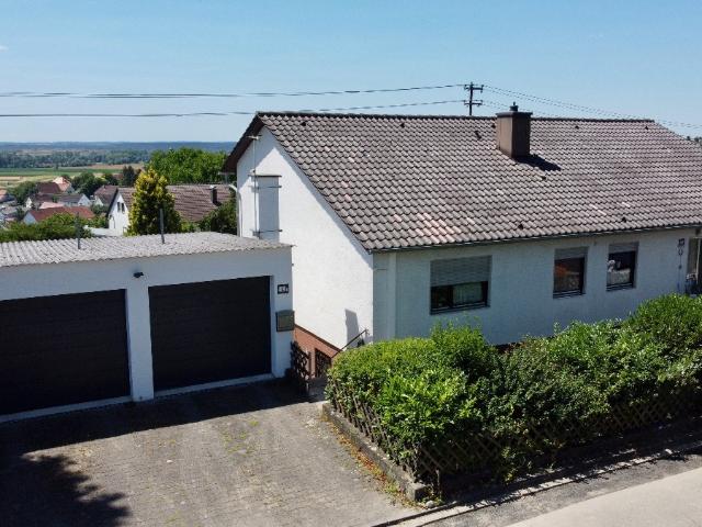 Großzügiges Zweifamilienhaus mit großem Grundstück in ruhiger Aussichtslage