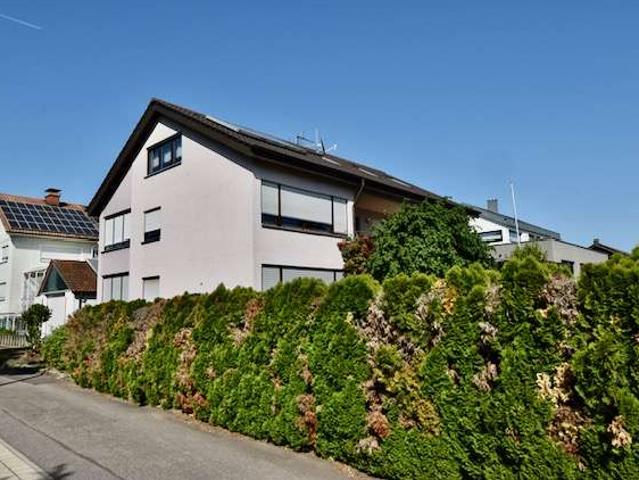 Großzügiges Zweifamilienhaus mit drei Garagen in Weinsberg Gellmersbach