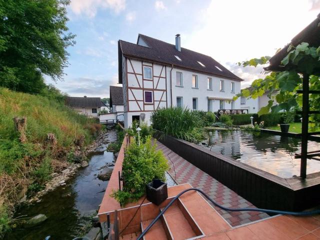 Großzügiges Zweifamilienhaus mit Einliegerwohnung & Traumgarten i