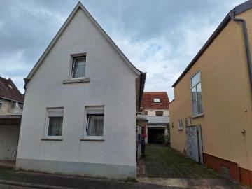 Großzügiges Zweifamilienhaus mit Hof, Garten und viel Potenzial