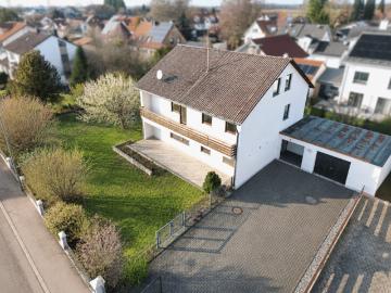 Großzügiges Zweifamilienhaus mit schönem Garten und vielseitigem Potenzial