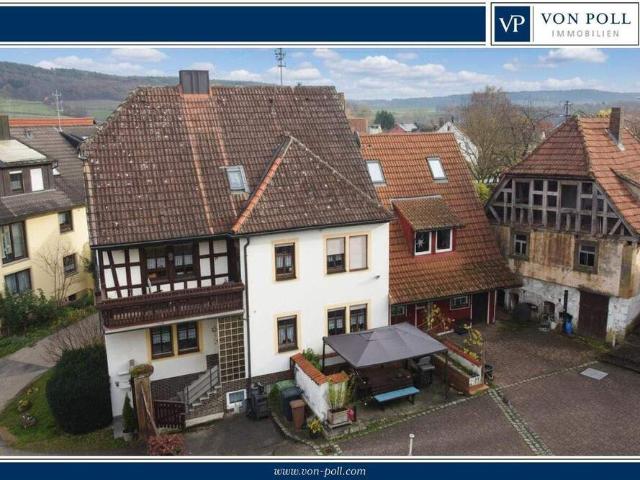 Großzügiges Zweifamilienhaus mit Pferdehaltungsmöglichkeit in idyllischer Lage