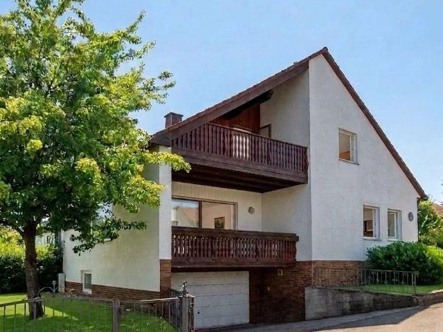 Großzügiges Zweifamilienhaus mit Weitblick · 2 Wohneinheiten · 560 m²