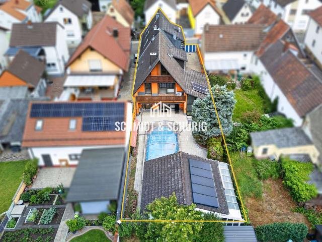 Großzügiges Zweifamilienhaus mit viel Potenzial in ruhiger Lage