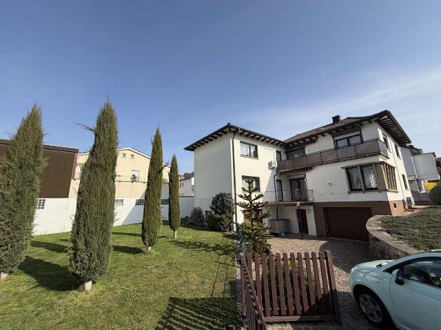 Großzügiges Zweifamilienhaus mit XL Garten, Garagen & Ausbaureserve!