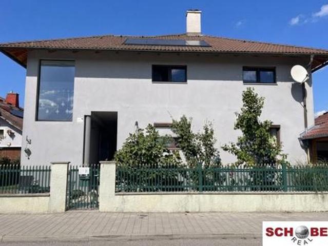 Großzügiges Zweiparteienhaus mit Salzwasserpool, Terrassen und Top Anbindung