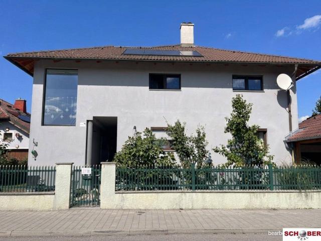 Großzügiges Zweiparteienhaus mit Salzwasserpool, Terrassen und Top Anbindung