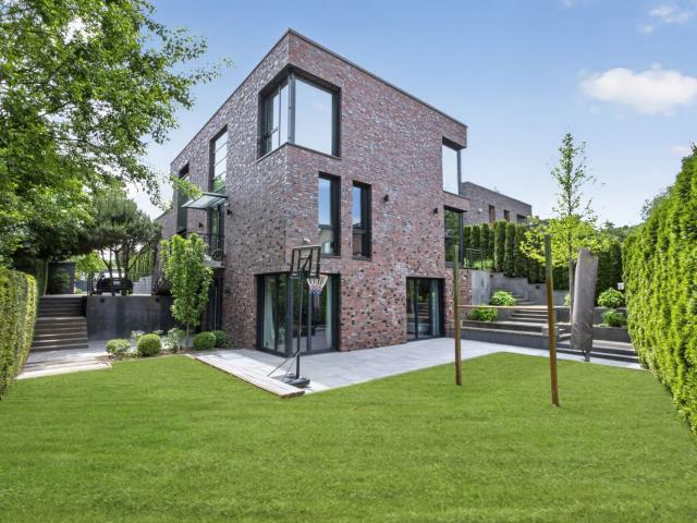 GROSSZÜGIGKEIT. PRIVATSPHÄRE. BESTLAGE. – EXKLUSIVE STADTVILLA IN GROßHANSDORF