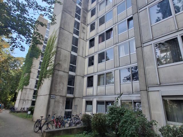 Großzügigige 3,5 Zimmer Wohnung München Schwabing mit Balkon,Gemeinschaftspool und garten