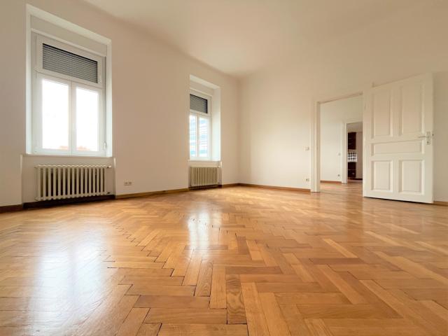 Großzüzige Altbauwohnung in Top Lage