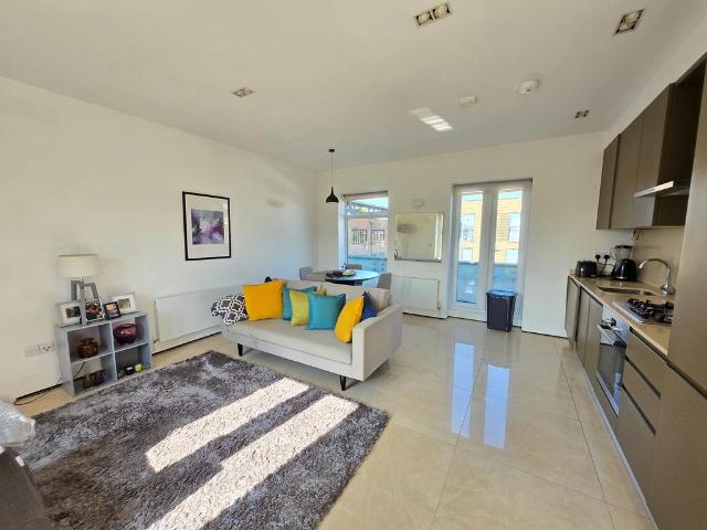 Grosvenor Court, Hale Lane, NW7 2 bed apartment to rent £2,150 pcm £496 pw