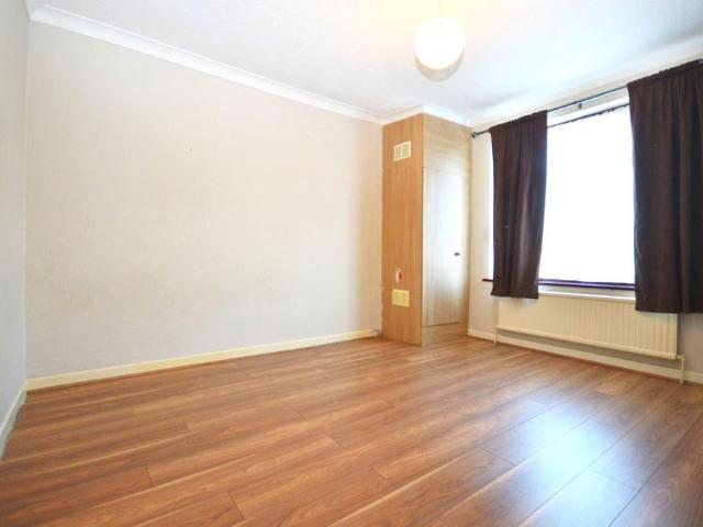 Grosvenor Crescent, London, NW9 9DA, United Kingdom | 4 bed townhouse for rent #139545691 | Rentberry