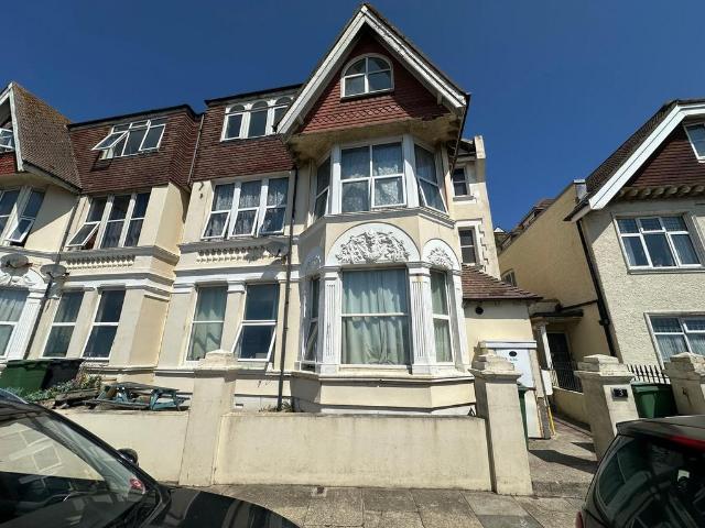Grosvenor Crescent, St Leonards on. 3 bed apartment to rent £1,400 pcm £323 pw