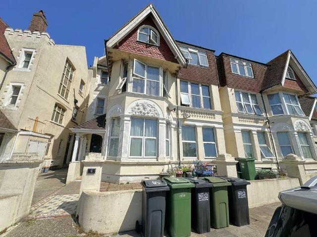 Grosvenor Crescent, St Leonards on. 3 bed flat to rent £1,450 pcm £335 pw