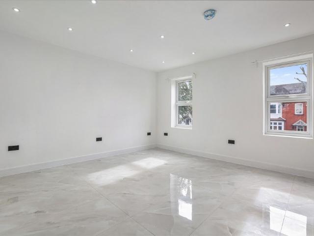 Grosvenor Avenue, Carshalton SM5, 2 bed flat to rent, £2,500 pcm | PrimeLocation