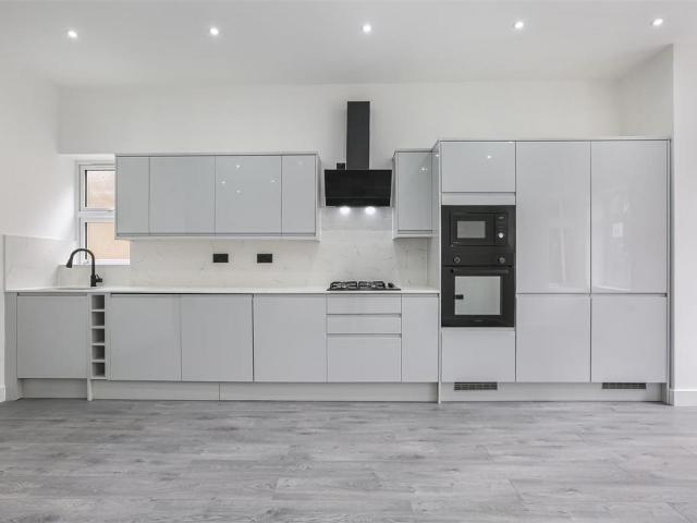 Grosvenor Avenue, Carshalton SM5 3 bed flat to rent £3,150 pcm £727 pw