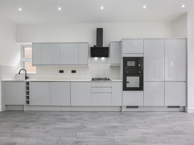 Grosvenor Avenue, Carshalton SM5 3 bed ground floor flat to rent £3,300 pcm £762 pw