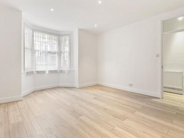Grosvenor Avenue, Highbury. 2 bed maisonette to rent £3,600 pcm £831 pw