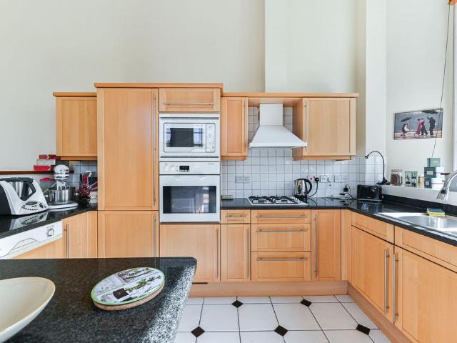 Grosvenor Gardens, Belgravia, London. 2 bed flat to rent £4,767 pcm £1,100 pw