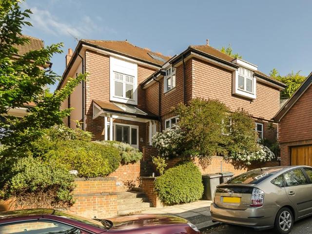 Grosvenor Gardens London N10 5 bed detached house to rent £6,695 pcm £1,545 pw