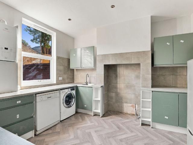 Grosvenor Square, Sheffield S2, 3 bed terraced house to rent, £1,250 pcm | PrimeLocation