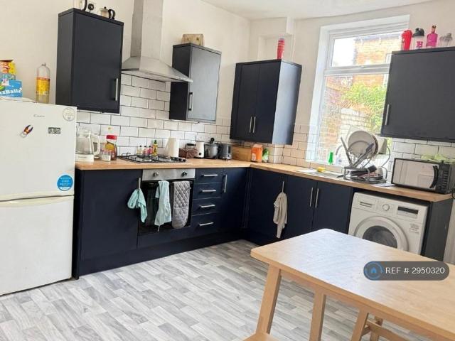 Grosvenor Square, Sheffield, S2 3 bed terraced house to rent £1,275 pcm £294 pw